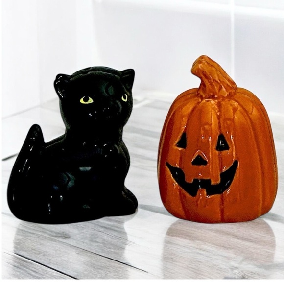 Salt Pepper Shakers Cat Harvest Pumpkin Halloween Ceramic Whimsical 2 Piece Set - Picture 1 of 16